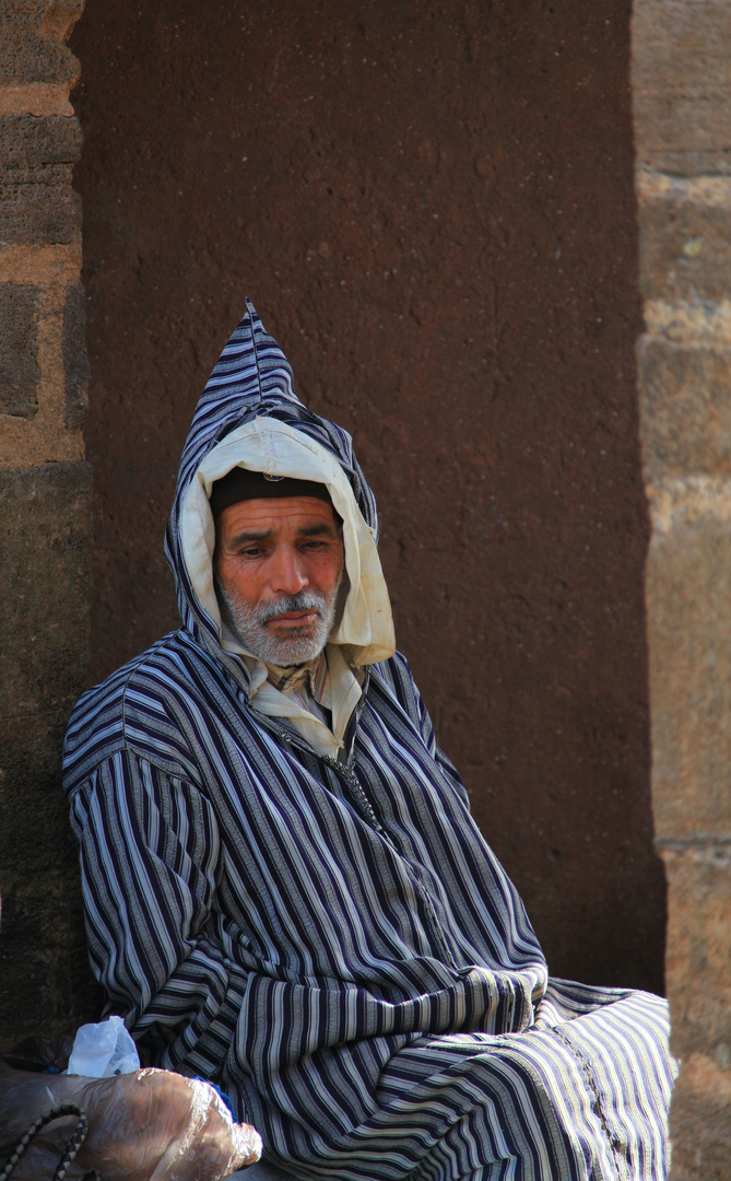 Ein Berber in Gedanken versunken am Markt in Essaouira