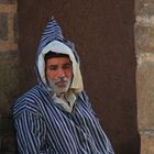 Ein Berber in Gedanken versunken am Markt in Essaouira