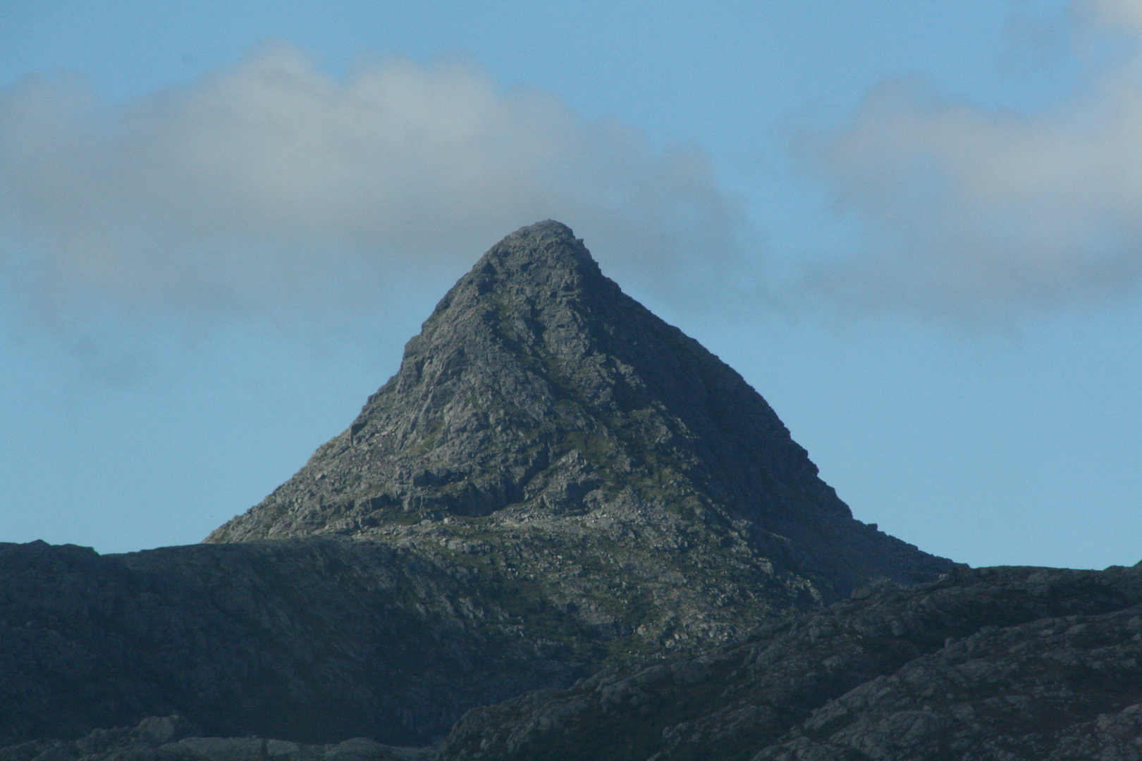 Ein Berg der Insel Landegode