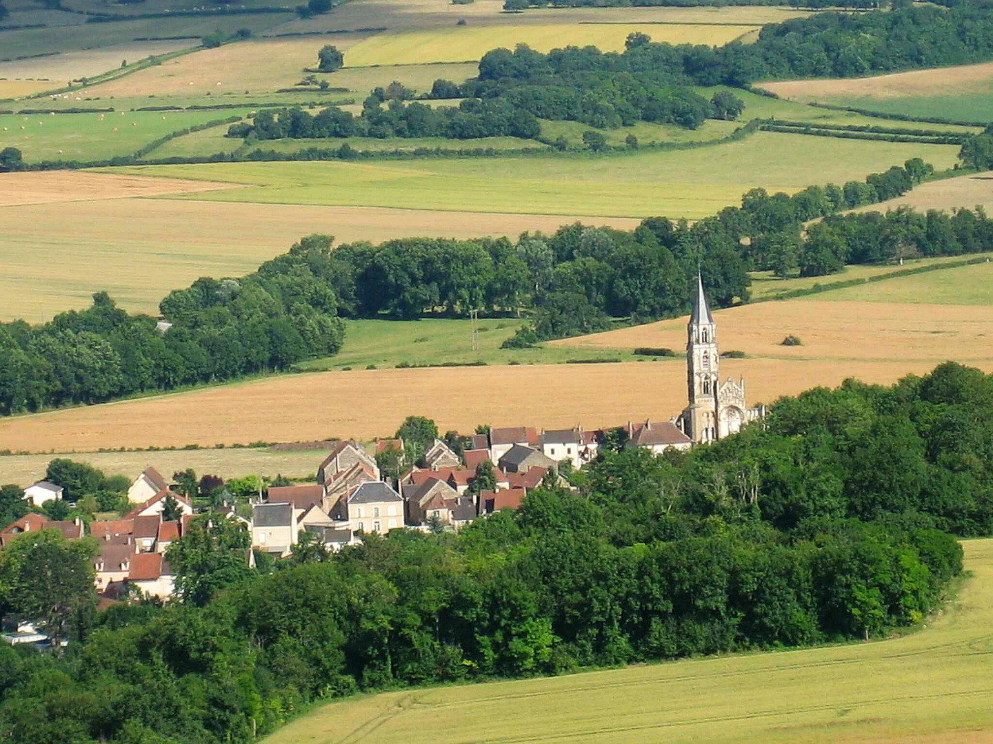 Ein beschauliches Dorf mit Namen Saint-Pére im Burgund/Frankreich