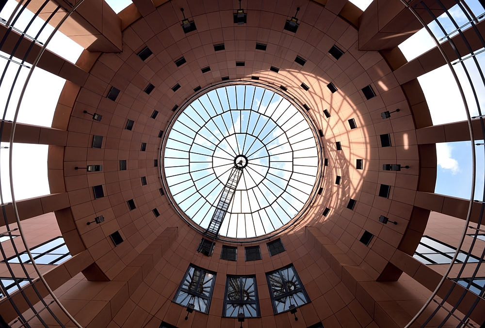 Ein besonderer Blickfang ist das aufwendig gestaltete Glasdach in der Rotunde des Pfalztheaters.