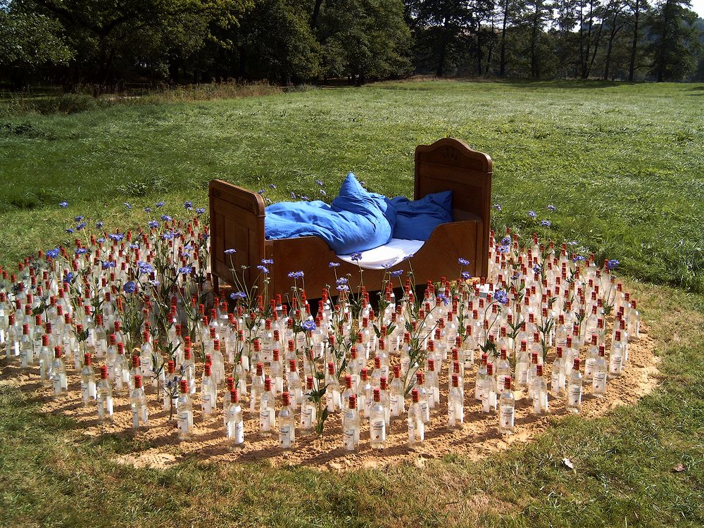 Ein Bett im Kornfeld Foto & Bild stillleben, arrangierte szenen, menschliches Bilder auf