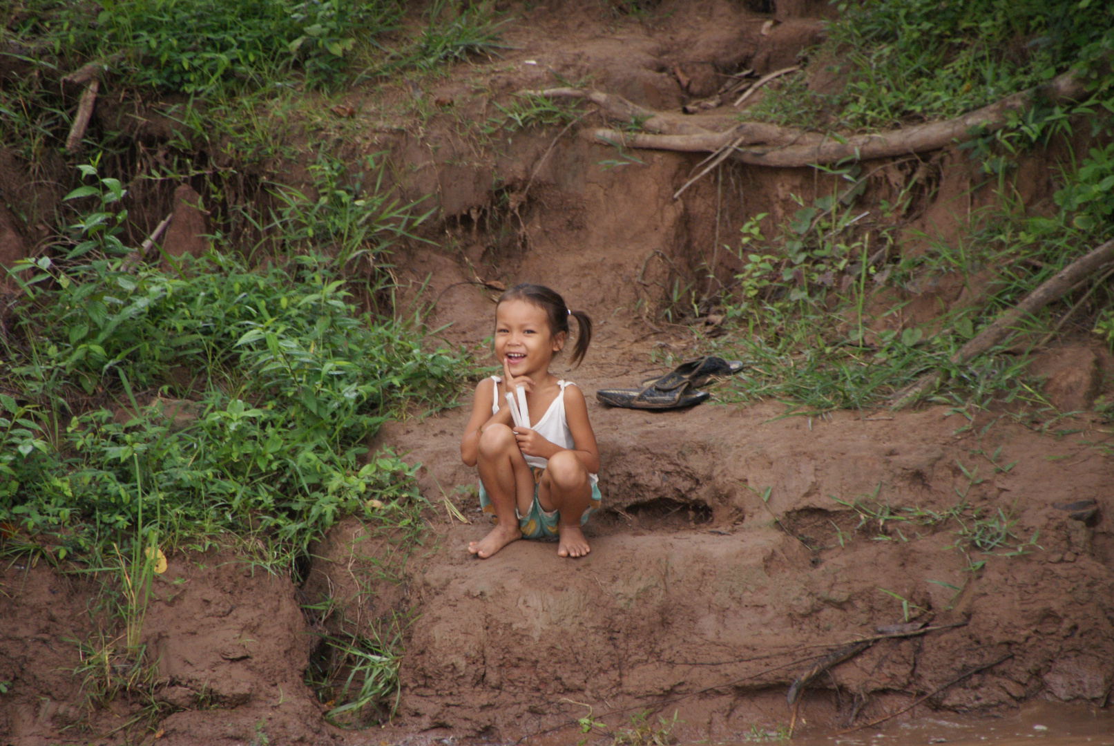 ein bezauberndes lächeln an den ufern des mekong, südlaos