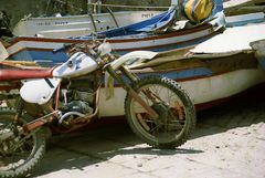 Ein bike und ein Boot namens "Popey"