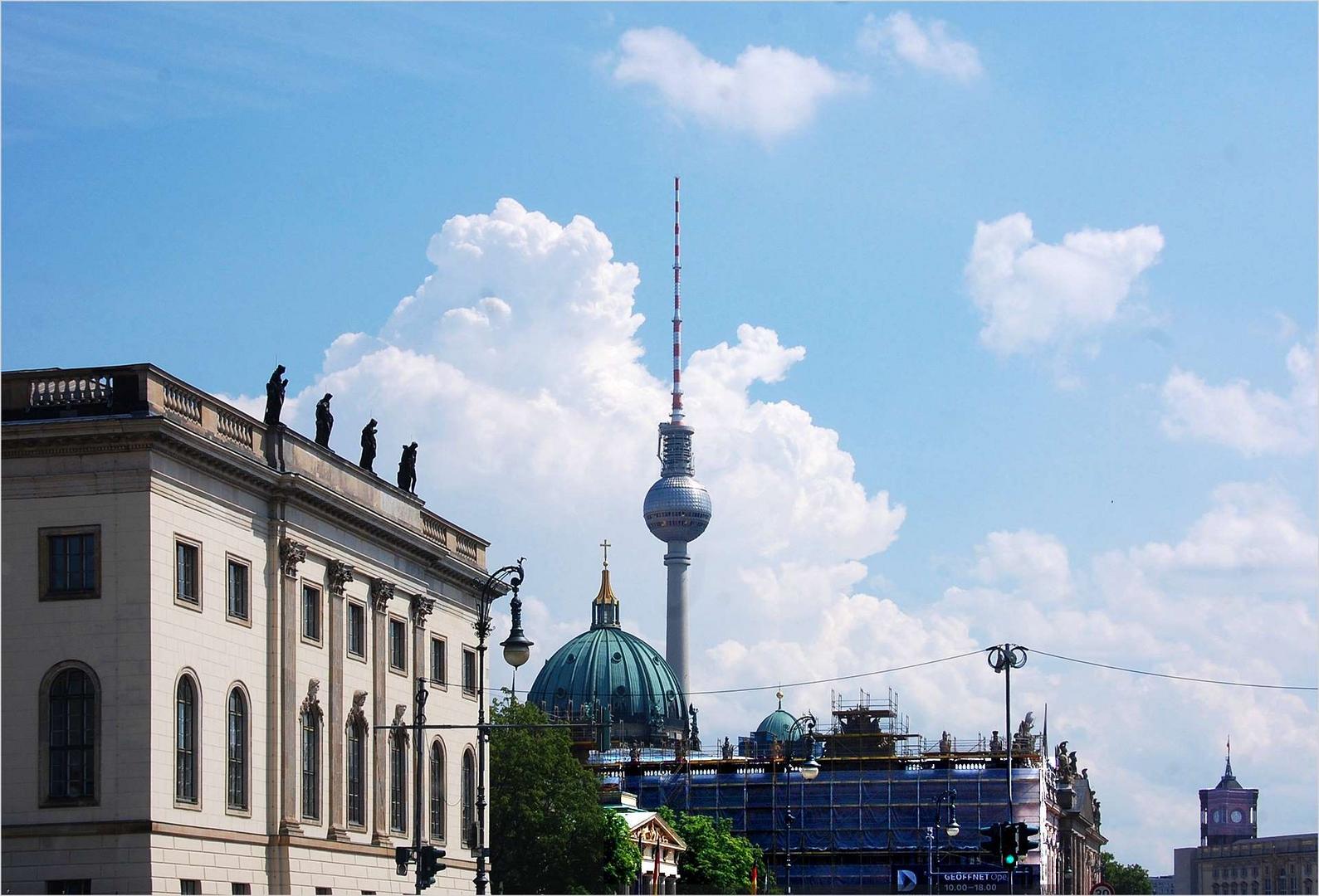 ein bisschen Berlin  und viel Wolken -