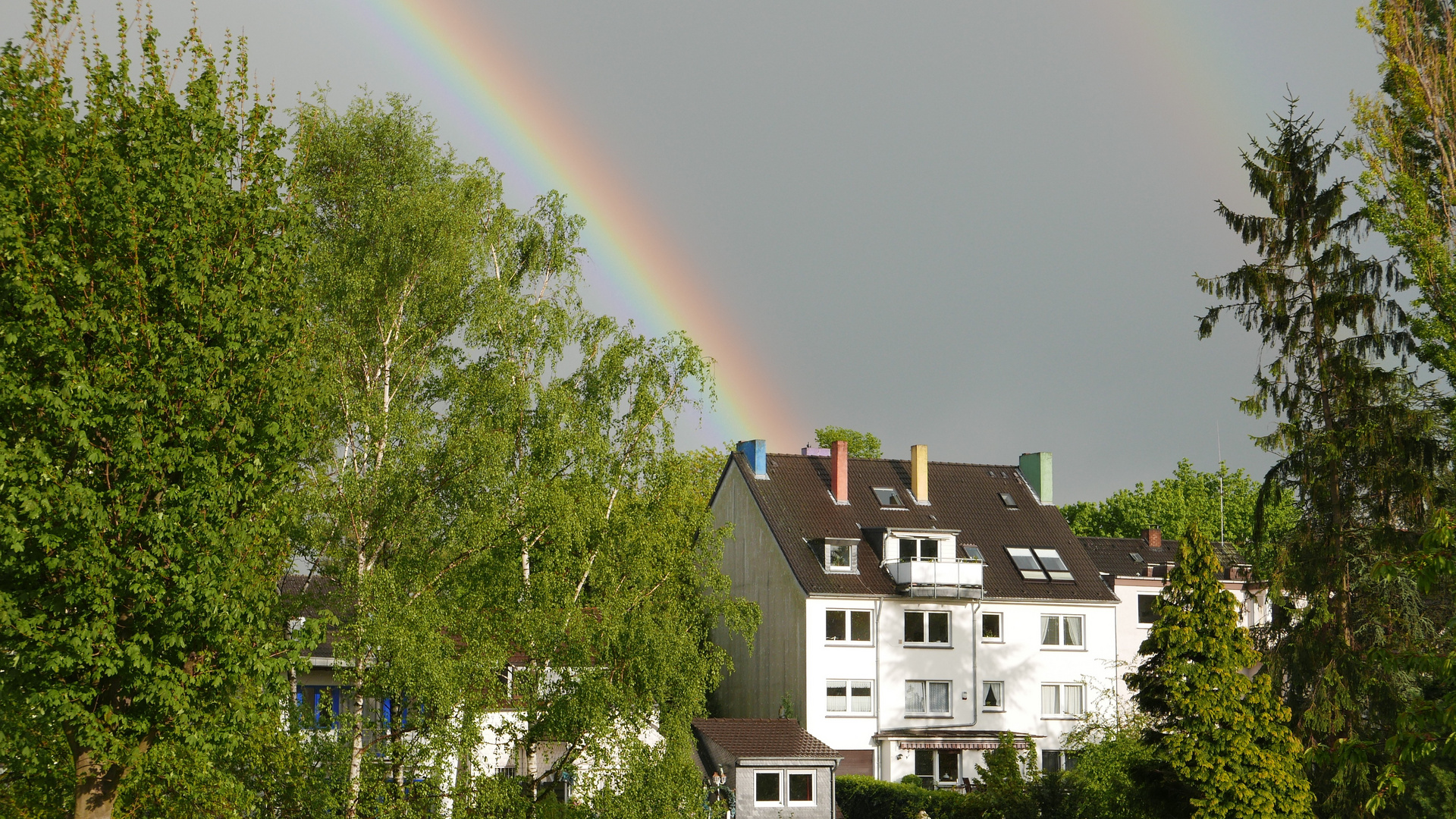 Ein bisschen Farbe am Himmel und auf dem Dach