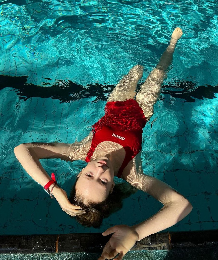 Ein bisschen jugendliche Erotik im Schwimmbad