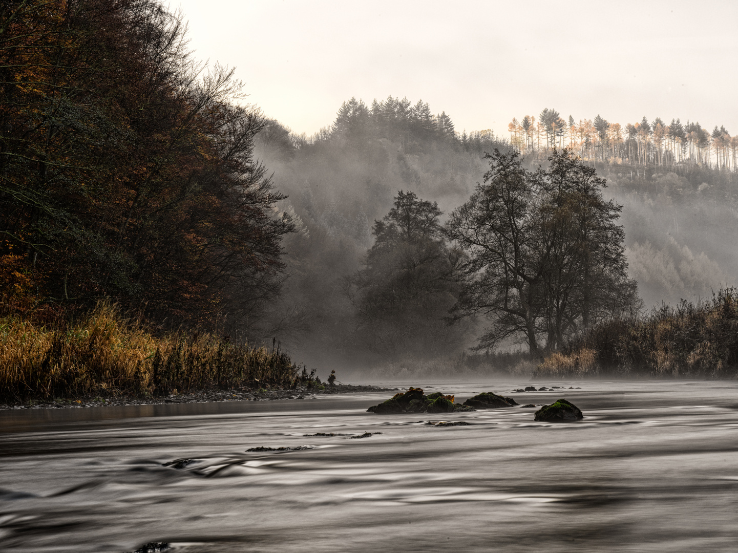 Ein bisschen Mordor-Atmosphäre am Fluss