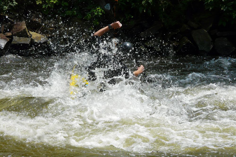 Ein bißchen naß war es schon - aber der Schüler fiel nicht ins Wasser sondern kam durch