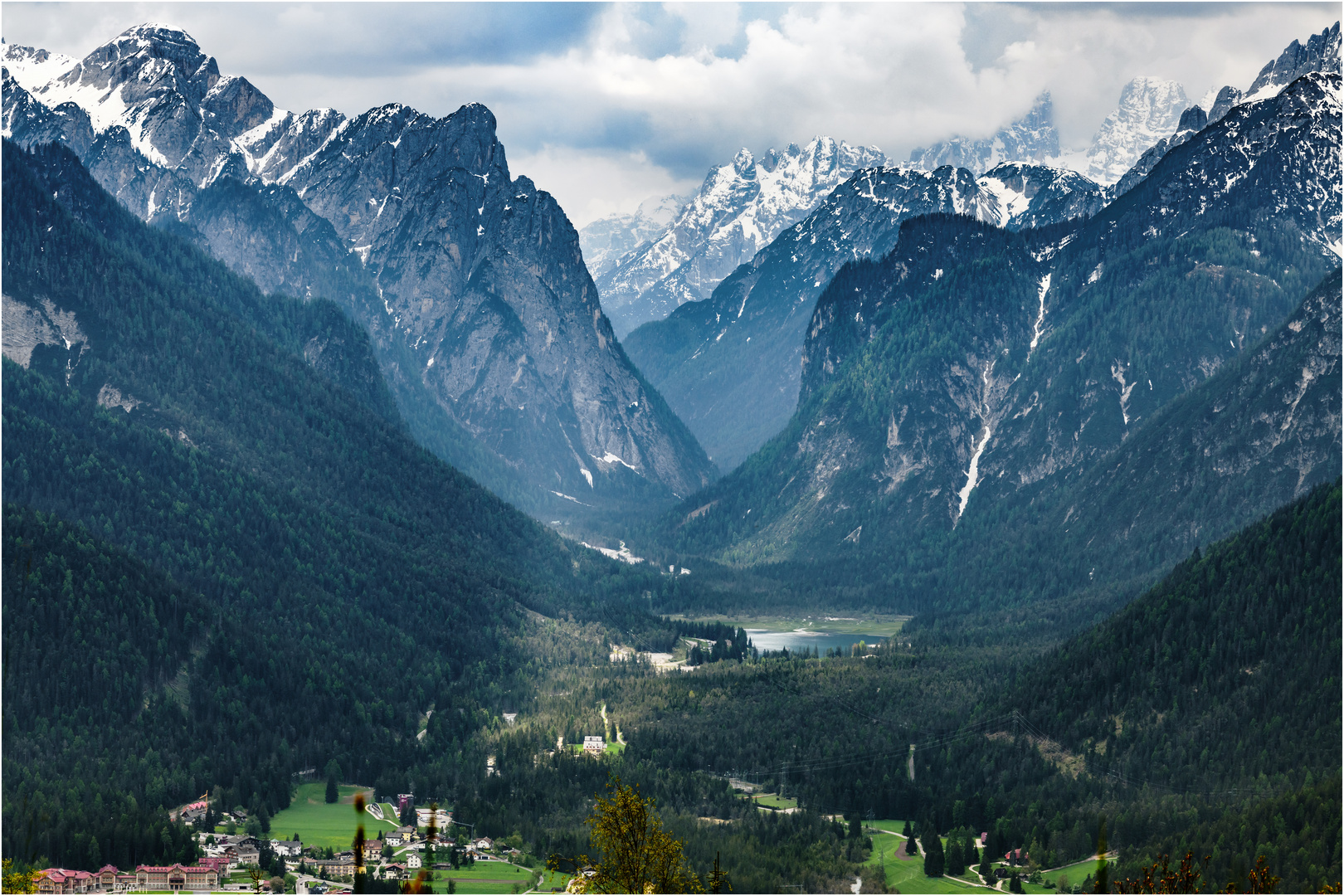 Ein bißchen Toblach und der Toblacher See im Hintergrund