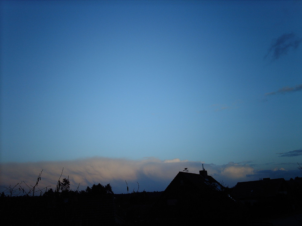 ein blauer Abendhimmel mit einer roten Wolke