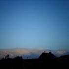 ein blauer Abendhimmel mit einer roten Wolke