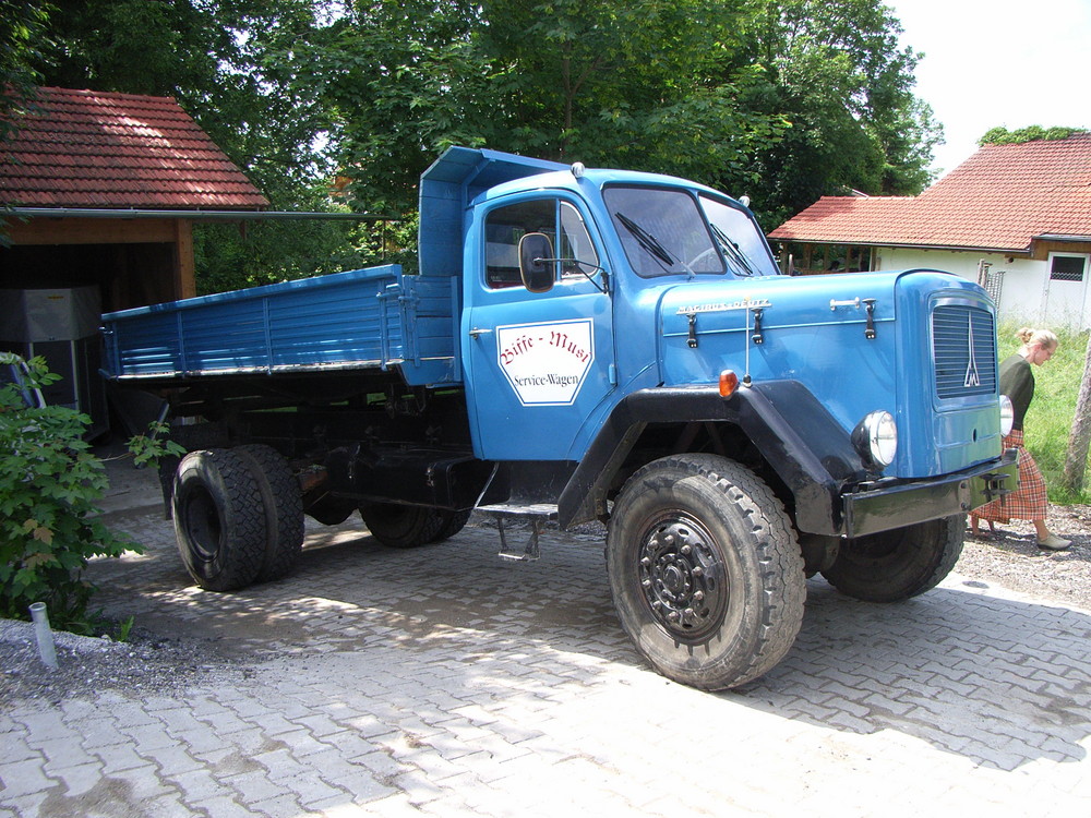 ein blauer Magirus Deutz