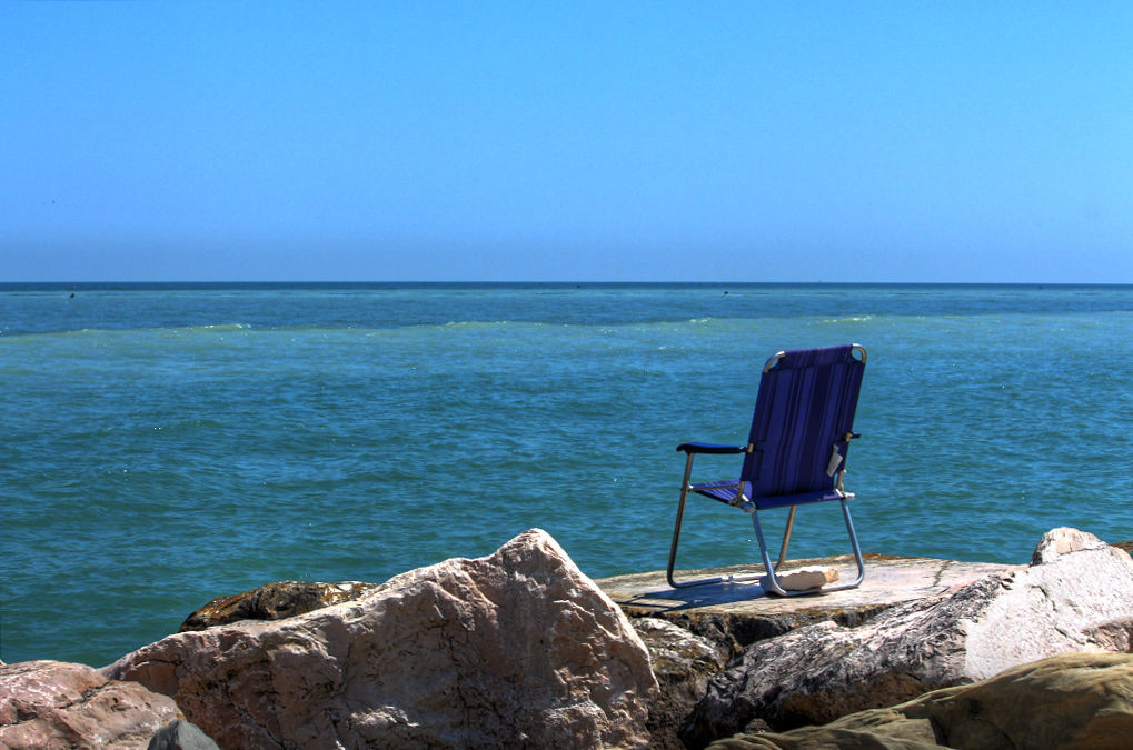 ein blauer Stuhl am blauen Meer