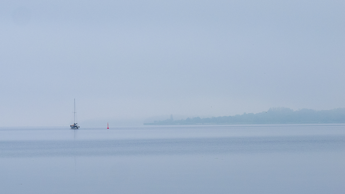 Ein blauer Tag am Meer