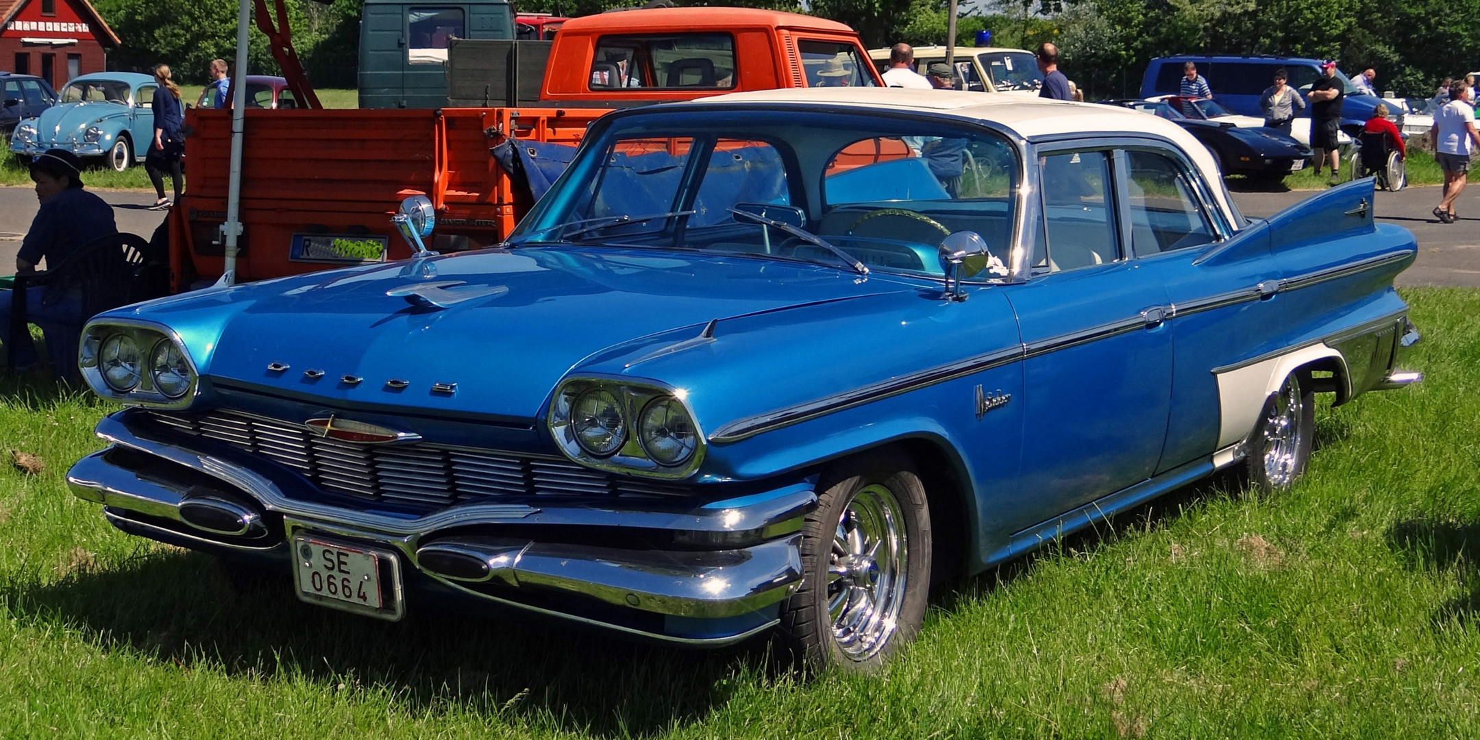 ein blaues Auto mit weißen Akzenten - von anno dazumal 