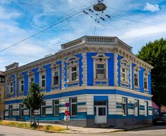 ein blaues haus mit verdrahtungsstern...