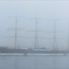 Ein Blick auf das Großsegelschiff PASSAT im Nebel von Lübeck-Travemünde