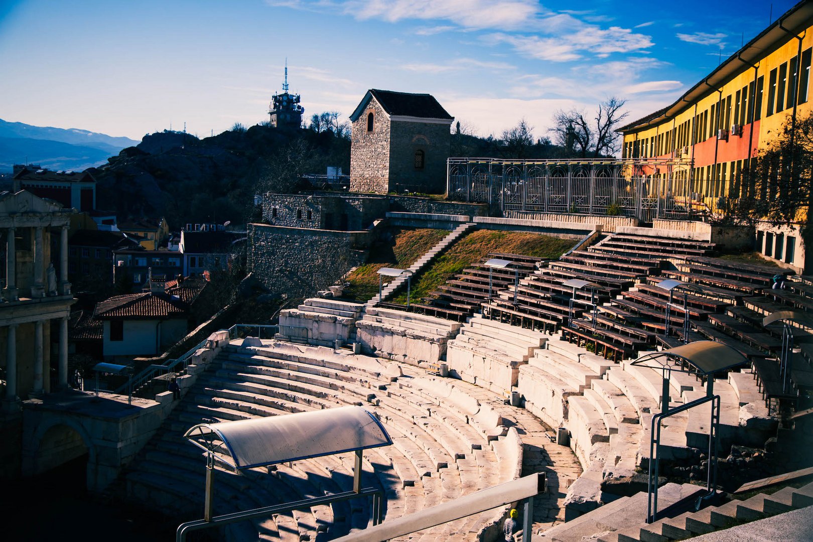 Ein Blick auf das ro?mische Amphitheater in der Altstadt von Plovdiv, Bulgarien, Europa
