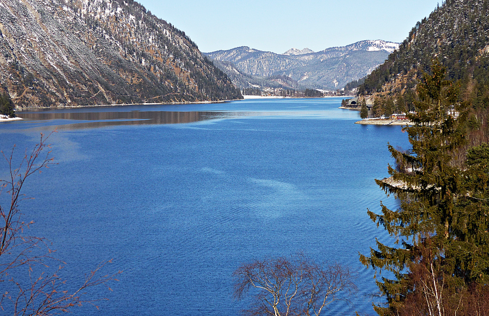 Ein Blick auf den Achensee im Januar