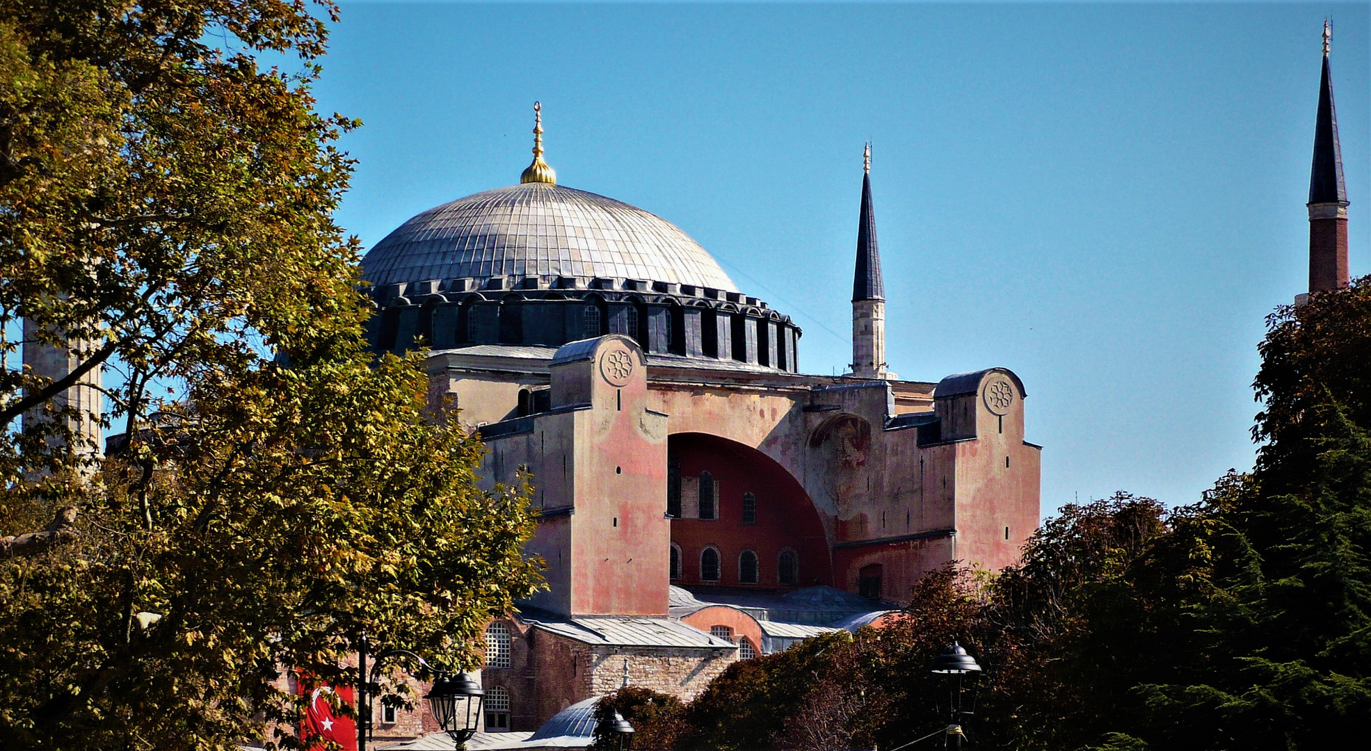 ..  ein Blick auf die  HAGIA SOPHIA  -