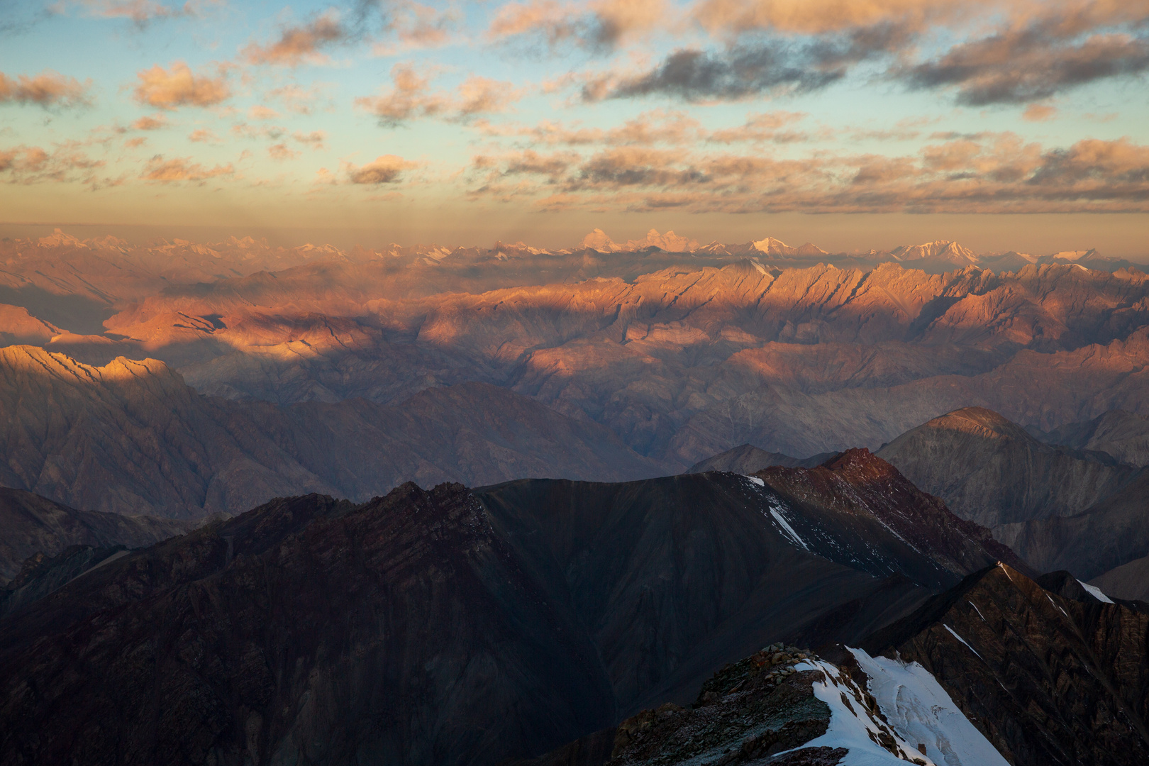 Ein Blick auf die Karakoram Gebirgeskette und drei 8000er