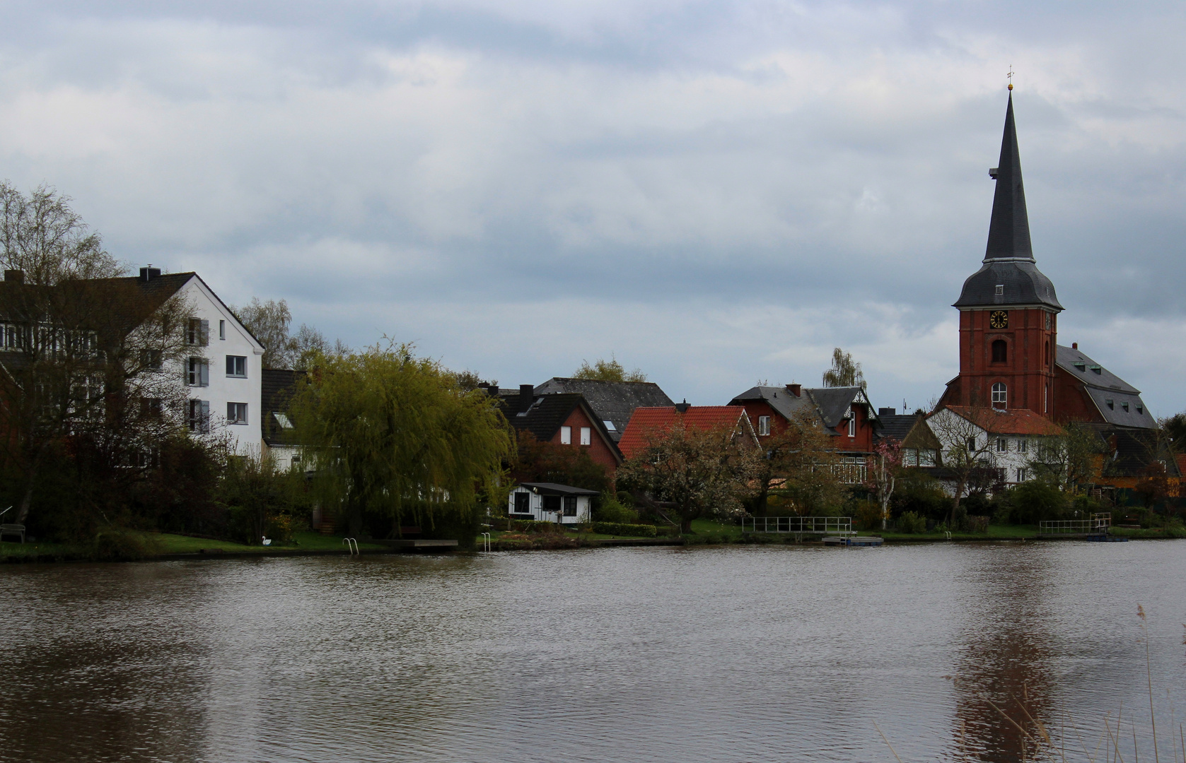 ein Blick auf die Kirche zu Osten ...