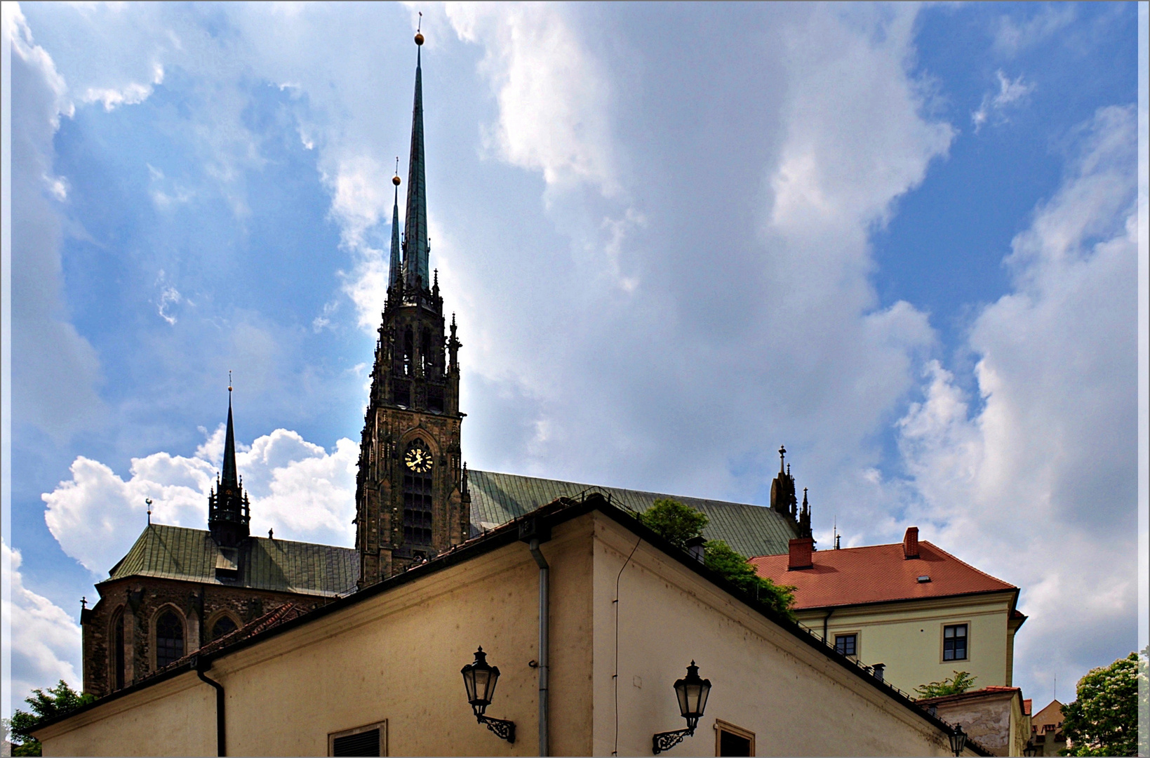 ein Blick auf die Kirchturmuhr der Brünner Kathedrale