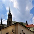 ein Blick auf die Kirchturmuhr der Brünner Kathedrale