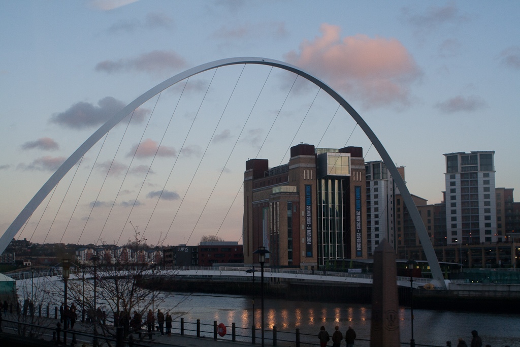 Ein Blick auf die Milleniums Bridge (Newcastle/Nordengland) aus dem Bus