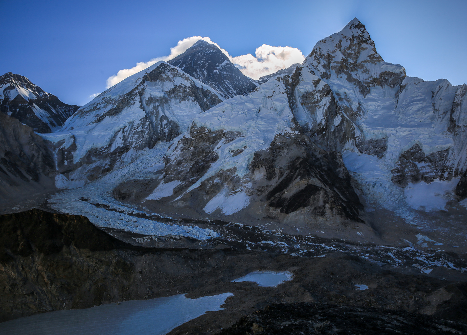  Ein Blick auf Mount Everest Gipfel, Mt. Nuptse und Mount Everest Base camp von Kala Patther