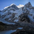  Ein Blick auf Mount Everest Gipfel, Mt. Nuptse und Mount Everest Base camp von Kala Patther