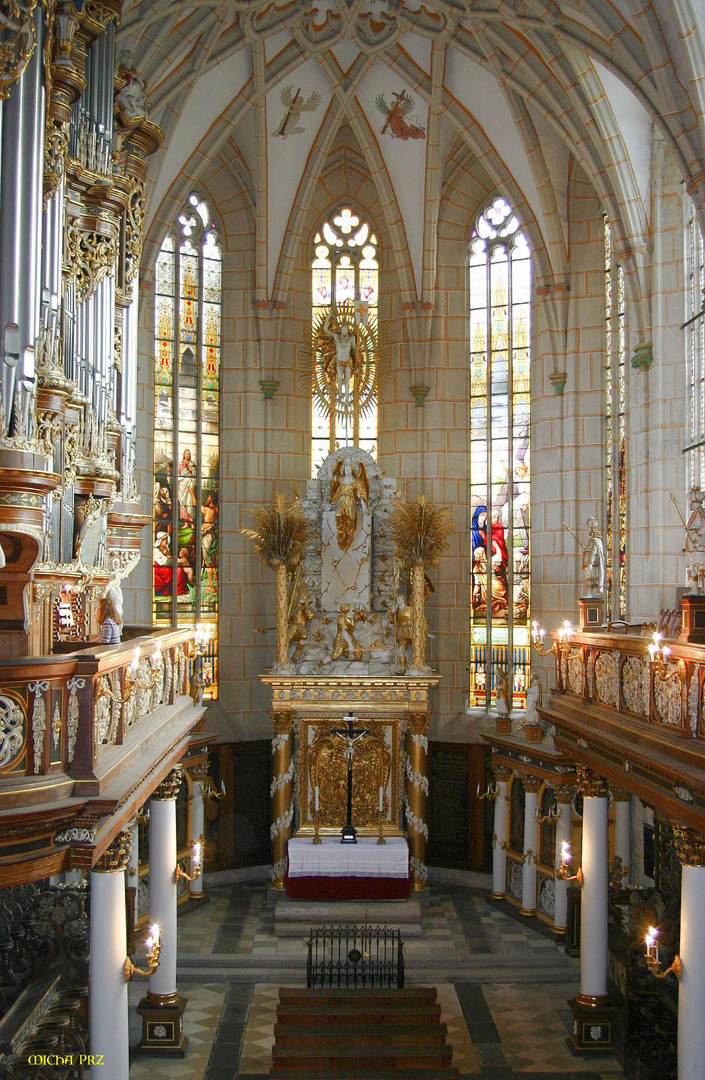 ein Blick aus der Fürstenloge auf den Altarraum der Schlosskirche