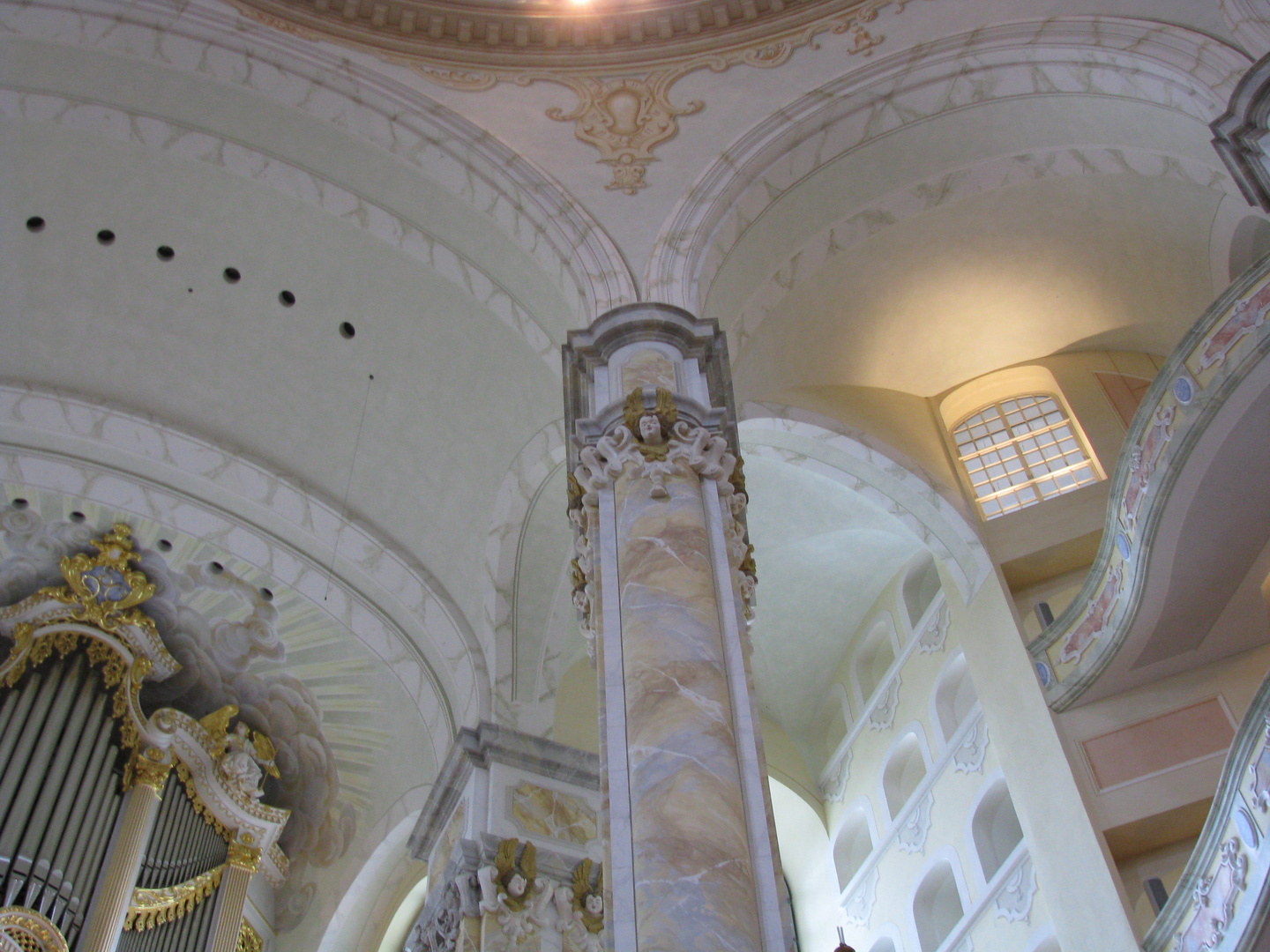 Ein Blick des Interieures der Frauenkirche in Dresden.