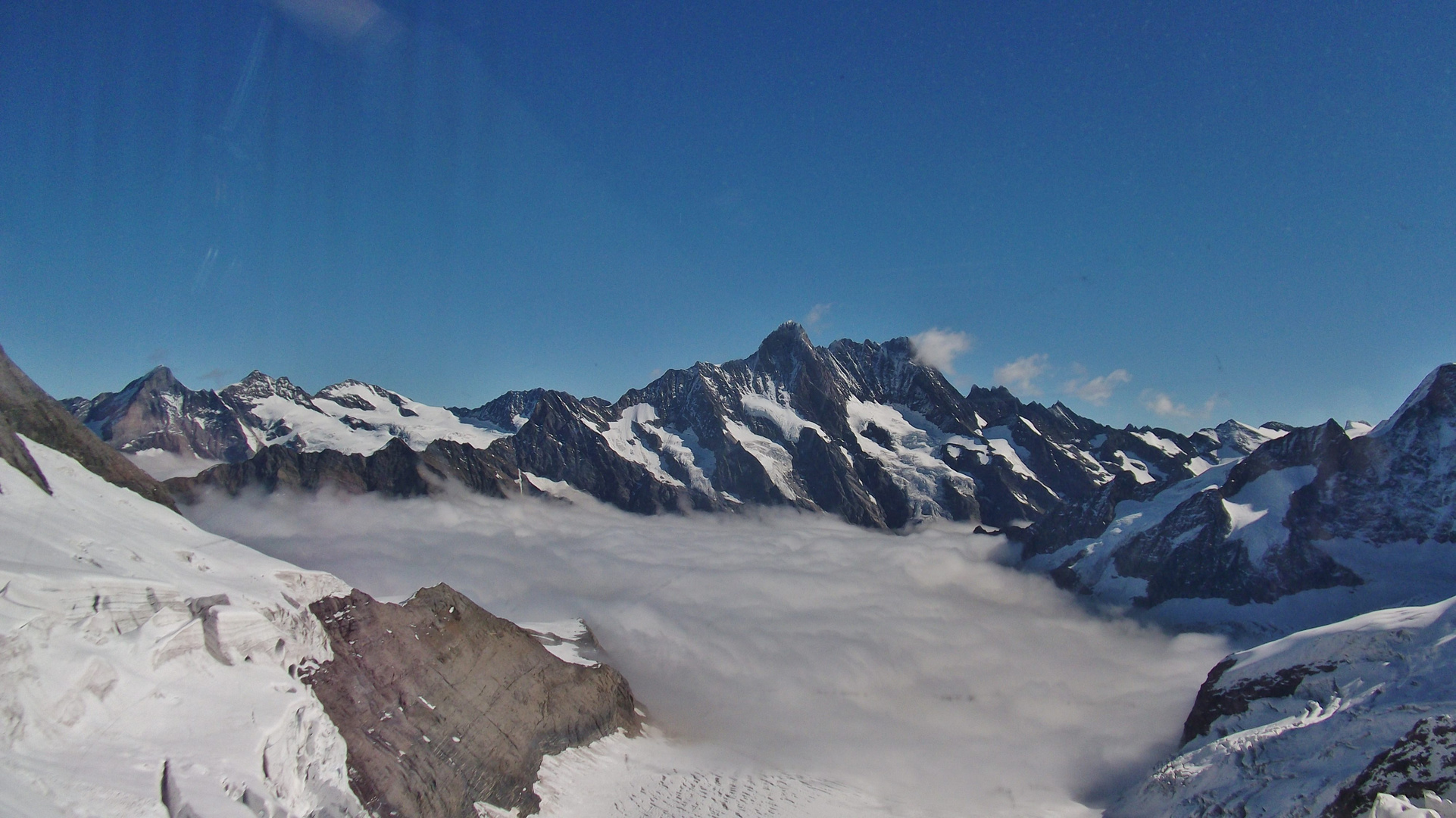 Ein Blick durch das Panoramafenster "Station Eismeer auf 3160 m.ü.M"