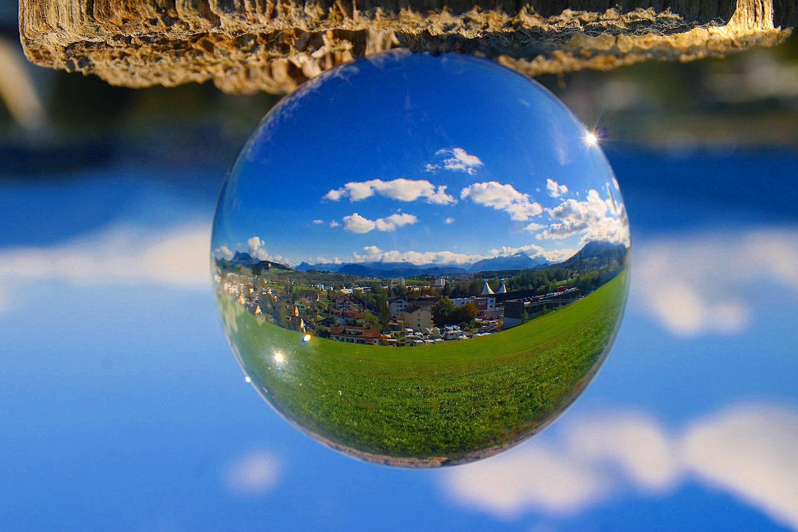 Ein Blick durch den Lensball auf die Schweizer Alpen...