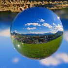 Ein Blick durch den Lensball auf die Schweizer Alpen...