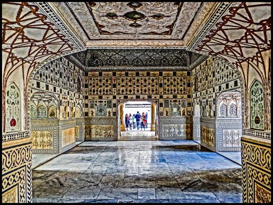 EIN BLICK DURCH DEN SPIEGELSAAL...