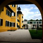 Ein Blick durch den Torbogen am Schloss Velden...