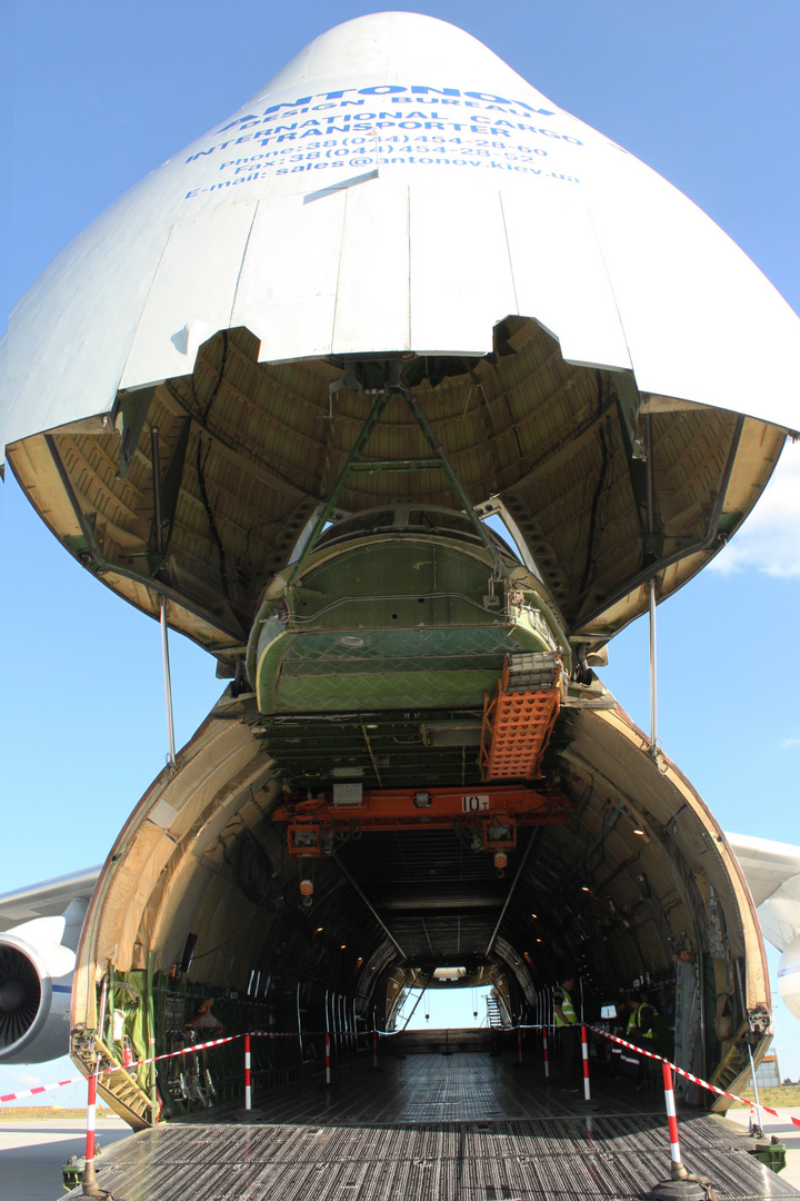 Ein Blick durch die Antonv An-124-100