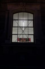 Ein Blick durch ein Fenster der Kunstakademie Dresden