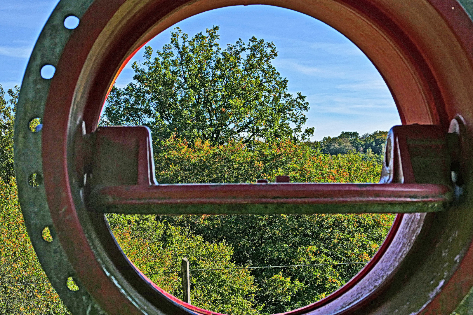 ein Blick hindurch in den Herbst