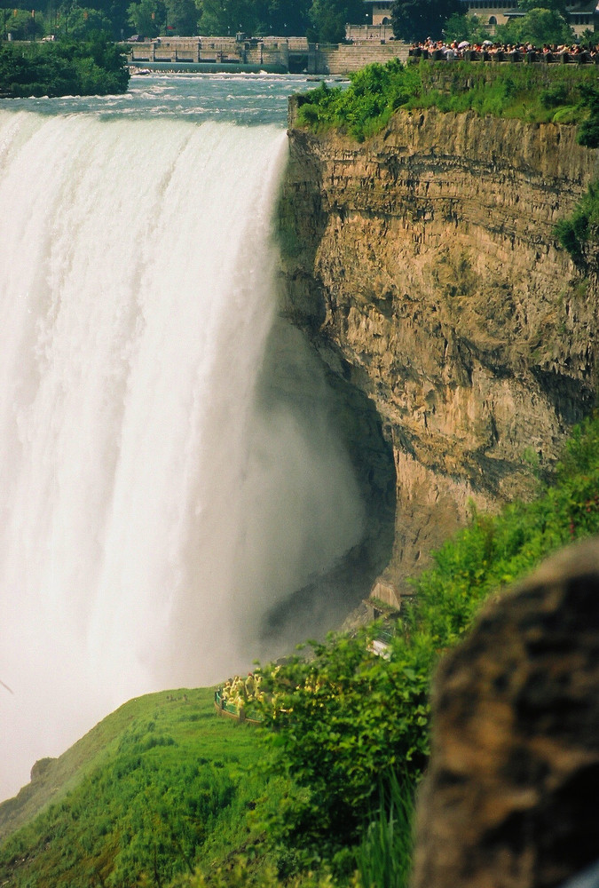 ein Blick hinter den Wasserfall