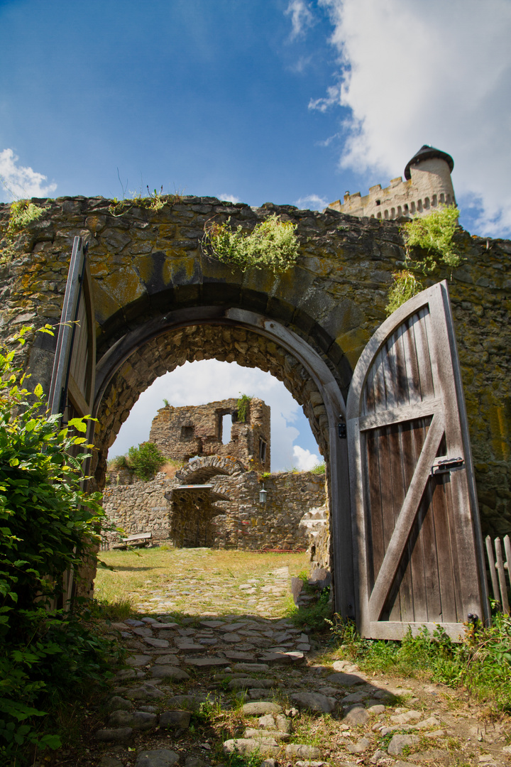 Ein Blick in den Burghof der Burg Olbrück