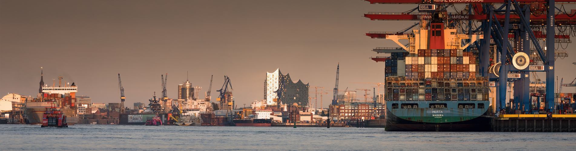 Ein Blick in den Hamburger Hafen am frühen Abend 