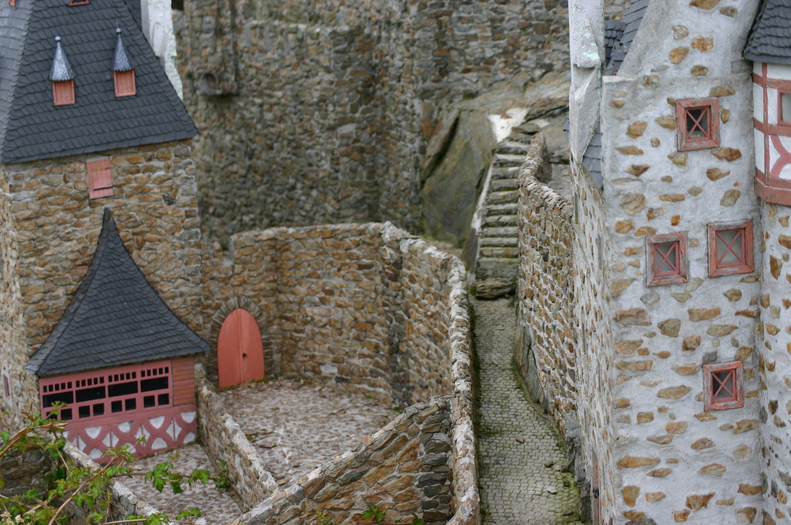 ein Blick in den Innenhof von Burg Eltz Foto & Bild | architektur ...