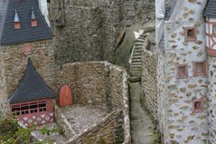 ein Blick in den Innenhof von Burg Eltz