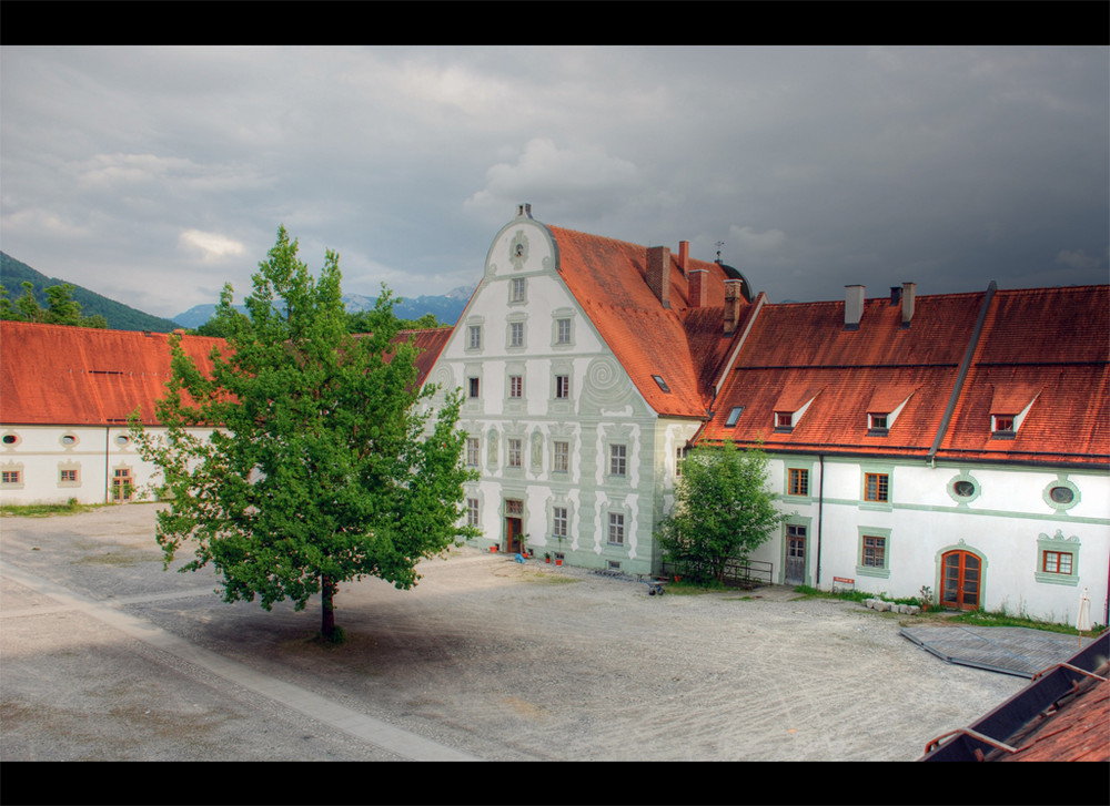 Ein Blick in den Meier(innen)hof zu Benediktbeuern