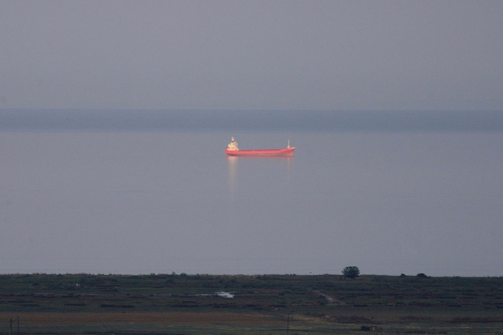 Ein Blick ins Ägäisches Meer mit einem Roten Frachtschiff...