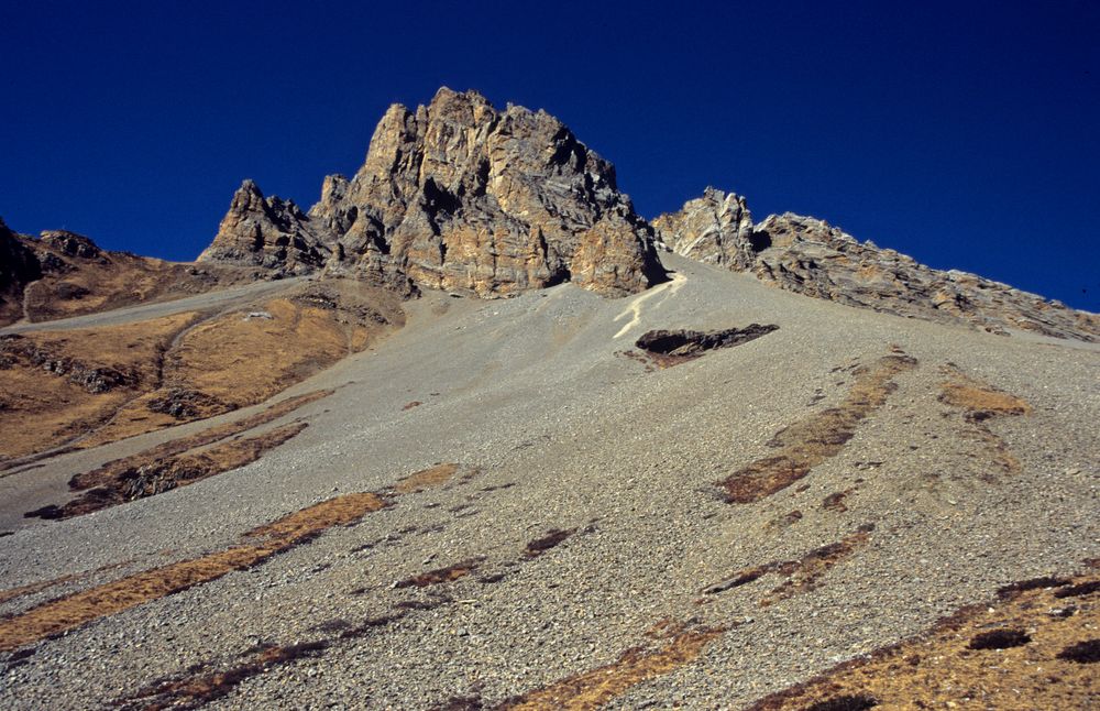 Ein Blick nach oben zwischen dem Thorong La und Thorong Phedi